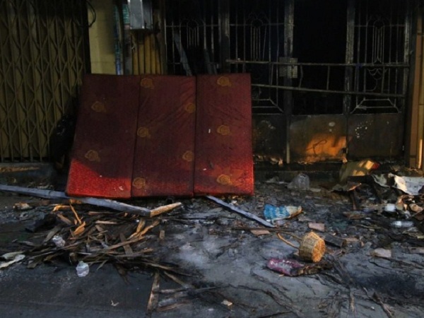 Rạng sáng ngày 16/12, những người dân trong khu vực phát hiện ngọn lửa bùng phát từ tầng trệt của ngôi nhà 2 tầng trong hẻm 453/6 Lê Văn Sỹ (phường 12, quận 3, TPHCM). Ảnh: Trí thức trẻ