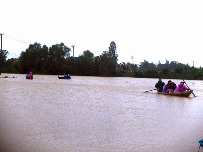 Lũ lụt miền Trung: Nhặt ví hộ chị gái, em trai bị lũ cuốn trôi