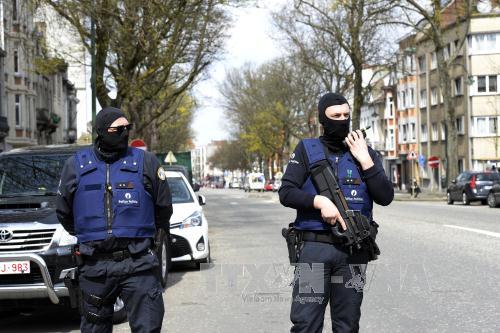  Khủng bố IS: Cảnh sát Bỉ làm nhiệm vụ trong chiến dịch truy quét khủng bố tại Brussels. Ảnh: AFP/TTXVN
