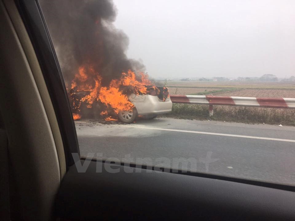  Chiếc ô tô bốc cháy trên cao tốc Pháp Vân-Cầu Giẽ. Ảnh: VietnamPlus