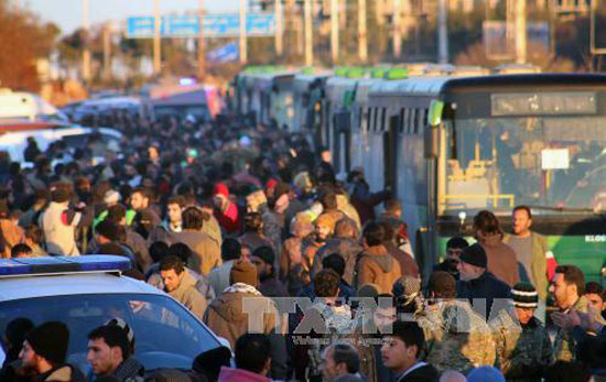Chiến sự Syria: Đoàn đưa người dân sơ tán khỏi miền đông Aleppo ngày 15/12. Ảnh: AP/TTXVN