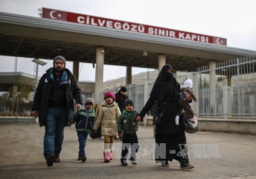  Khủng bố IS: Người dân Syria băng qua cửa khẩu Cilvegozu để sang Thổ Nhĩ Kỳ ngày 17/12. Ảnh: AP/TTXVN