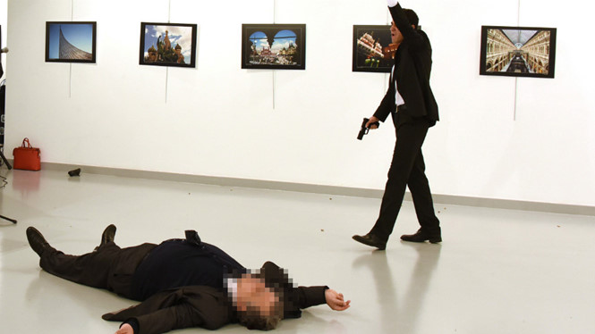  Đại sứ Nga Andrei Karlov ngã xuống sàn nhà sau khi bị Mevlut Mert Altintas bắn. Ảnh: Reuters
