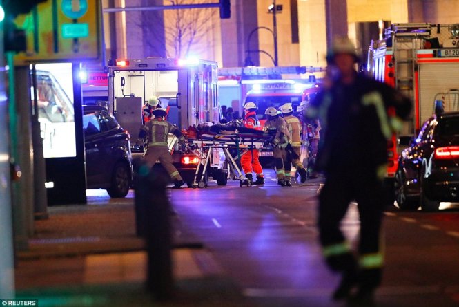  Hiện cảnh sát vẫn đang điều ra về vụ khủng bố ở Đức. Ảnh: Reuters