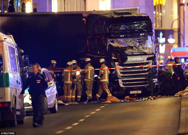  Các nạn nhân vụ khủng bố ở Đức nhanh chóng được đưa đến bệnh viện để cứu chữa. Ảnh: Reuters
