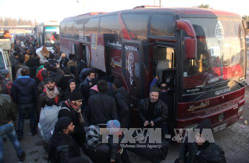  Chiến sự Syria: Người dân Syria sơ tán tới khu vực Khan al-Assal, phía tây Aleppo ngày 19/12. Ảnh: AP/TTXVN