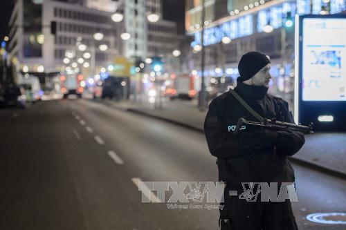 Khủng bố IS: Cảnh sát phong tỏa hiện trường vụ đâm xe tải vào đám đông ở Đức ngày 19/12 để điều tra. Ảnh: EPA/TTXVN