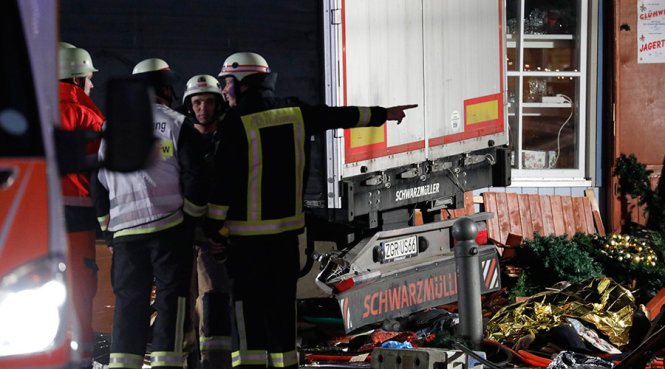  Khủng bố IS: Cảnh sát tại hiện trường vụ lao xe tải vào chợ Giáng sinh ở Berlin, Đức ngày 20/12. Ảnh: Reuters
