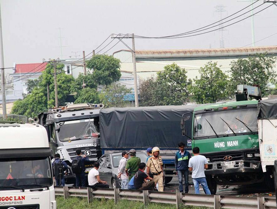 5 ô tô tông nhau liên hoàn tại quốc lộ 1 đoạn qua Tp. Hồ Chí Minh. Ảnh: Người Lao Động