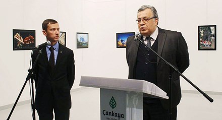  Đại sứ Nga phát biểu tại buổi triển lãm trước khi bị ám sát