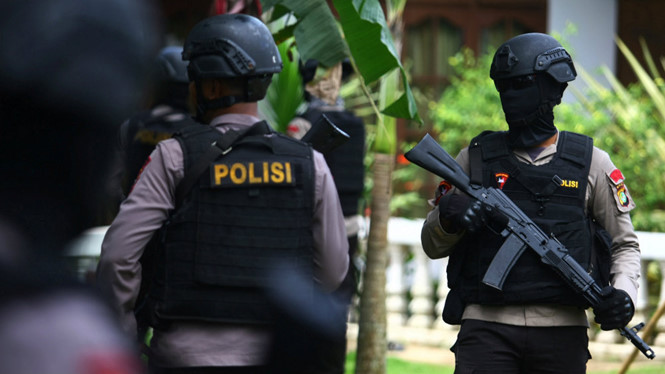  Khủng bố IS: Cảnh sát chống khủng bố Indonesia tiến hành bố ráp và tiêu diệt 3 nghi phạm âm mưu tấn công dịp cuối năm. Ảnh: Reuters