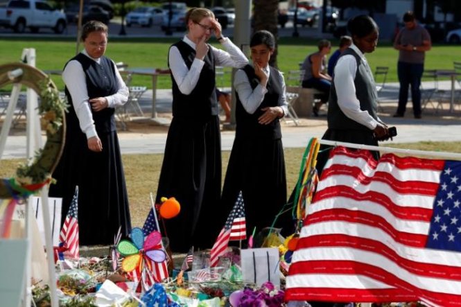  Khủng bố IS: Người dân tới đặt hoa tưởng niệm các nạn nhân bị thảm sát tại hộp đêm ở Orlando, bang Florida, Mỹ. Ảnh: Reuters