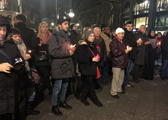 Khủng bố IS: Người dân đốt nến tưởng niệm các nạn nhân ở Berlin hôm 20/12. Ảnh: PA 