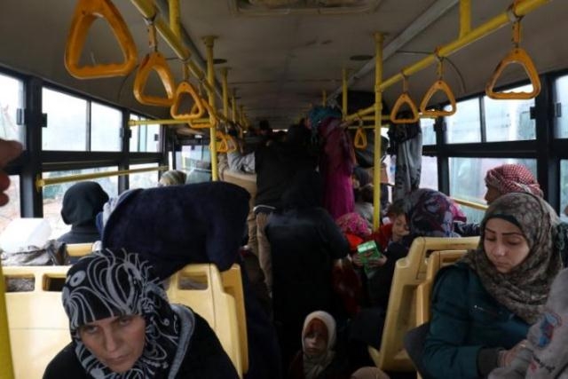  Chiến sự Syria: Xe ô-tô chở người dân đi sơ tán tại khu vực Rashideen, tỉnh Aleppo, ngày 22/12. Ảnh: Reuters
