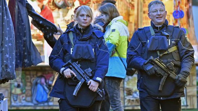  Khủng bố IS: Cảnh sát tuần tra một chợ Giáng sinh tại Dortmund của Đức. Ảnh: Australian