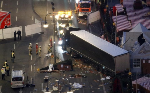  Khủng bố IS: Cảnh tượng tan hoang tại khu chợ Giáng sinh Berlin khi vụ tấn công xảy ra. Ảnh: Reuters