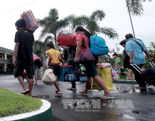  Người dân được sơ tán đến trung tâm lưu trú tạm để tránh bão Nock-ten tại thị trấn Tabaco, tỉnh Albay ngày 24/12. Ảnh: EPA/TTXVN