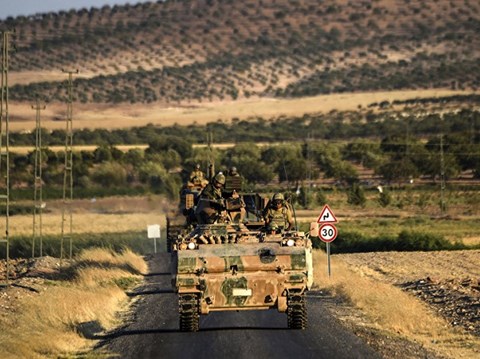  Binh sĩ Thổ Nhĩ Kỳ trên những chiếc xe tăng chuẩn bị tham chiến với phiến quân IS ở biên giới Thổ Nhĩ Kỳ-Syria, ngày 3/9/2016