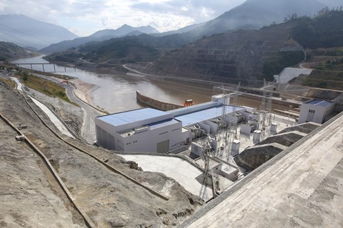 Nhà máy Thủy điện Lai Châu nhìn từ đập tràn 
