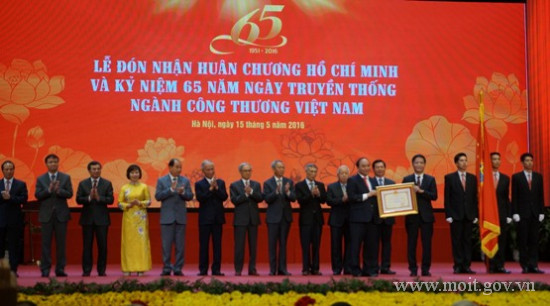  Thủ tướng Nguyễn Xuân Phúc trao tặng Huân chương Hồ Chí MInh và chụp ảnh lưu niệm cùng các thế hệ Lãnh đạo Bộ Công Thương