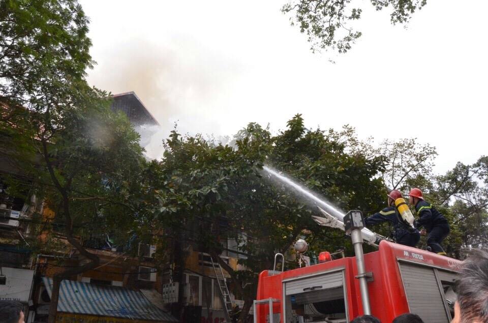Cháy lớn ở Phùng Hưng: Khói đen bao trùm cả một vùng trời