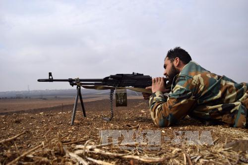  Chiến sự Syria: Lực lượng đối lập Syria giao tranh với quân đôi Chính phủ Syria tại làng Teir Maalah, tỉnh Homs ngày 5/12. Ảnh: AFP/TTXVN
