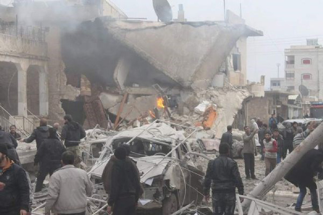  Chiến sự Syria: Cảnh hoang tàn sau một vụ không kích ở Syria. Ảnh: timeturk.com