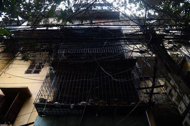 Cháy lớn ở Chùa Bộc: Cụ ông 76 tuổi cố thủ trong nhà được cứu