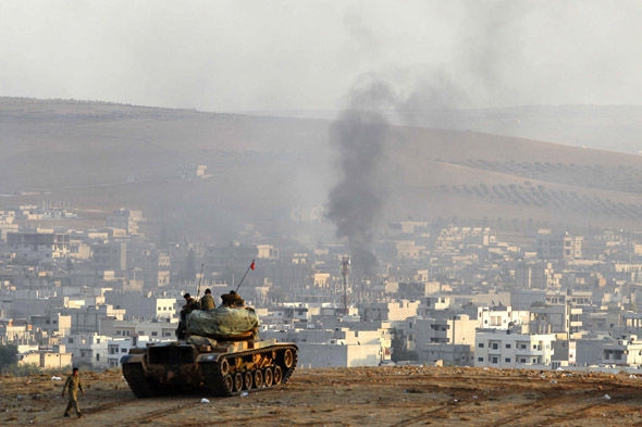  Khủng bố IS: Xe tăng của quân đội Thổ Nhĩ Kỳ trong một hoạt động chống IS ở thành phố al-Bab