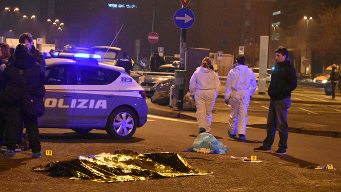  Các nhà điều tra Ý bên cạnh thi thể của Anis Amri sau khi nghi phạm này bị bắn chết ở Milan hôm 23/12. Ảnh: REUTERS