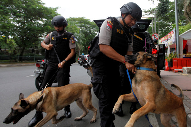 Khủng bố IS: Cảnh sát Indonesia kiểm tra an ninh xung quanh một nhà thờ ở Jakarta ngày 24/12.  Ảnh: Reuters