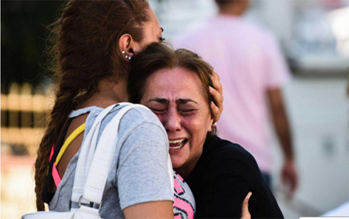 Thân nhân các nạn nhân trong vụ khủng bố ở sân bay quốc tế Ataturk, Istanbul, Thổ Nhĩ Kỳ. (Ảnh minh họa: AFP) 