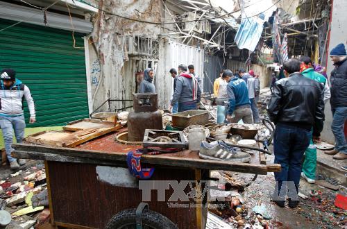 Khủng bố IS:  Hiện trường vụ nổ kép ở Al-Sinek ngày 31/12. Ảnh: AFP/TTXVN