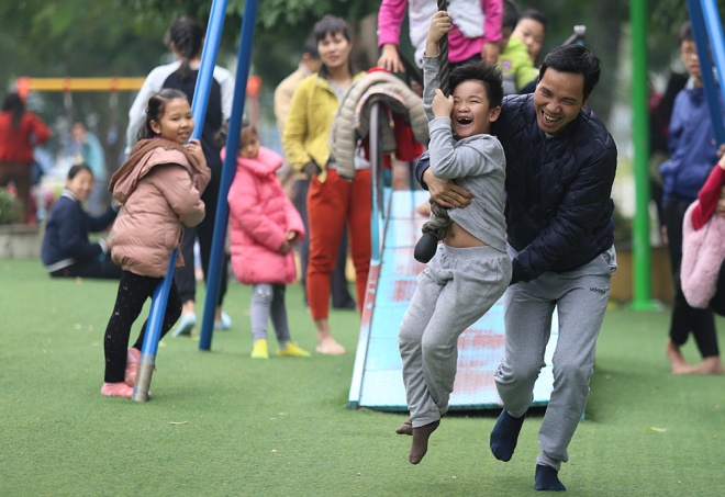  Nhiều gia đình chọn công viên Nghĩa Đô (Cầu Giấy) làm điểm vui chơi ngày đầu năm. Tại đây có khá nhiều trò chơi cho các em nhỏ như: Leo dây, đu dây, câu cá, tô tượng, ôtô mô hình… Ảnh: Vnexpress
