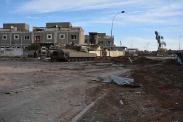 Khủng bố IS: Xe tăng xuất hiện trong cuộc chiến chống IS ở Mosul. Ảnh: Reuters