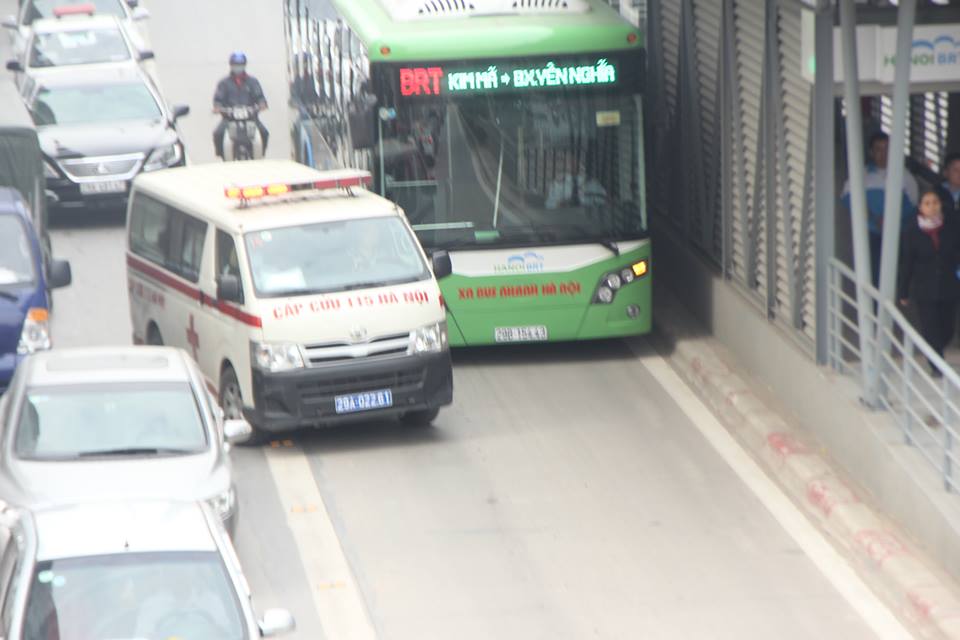  Xe buýt nhanh nhường đường cho xe cấp cứu