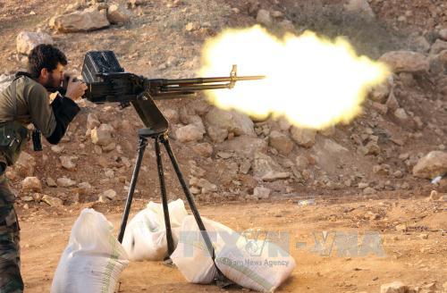  Chiến sự Syria: Quân nổi dậy nã pháo nhằm vào mục tiêu của lực lượng ủng hộ Chính phủ Syria ở thành phố Aleppo. Ảnh: AFP/TTXVN