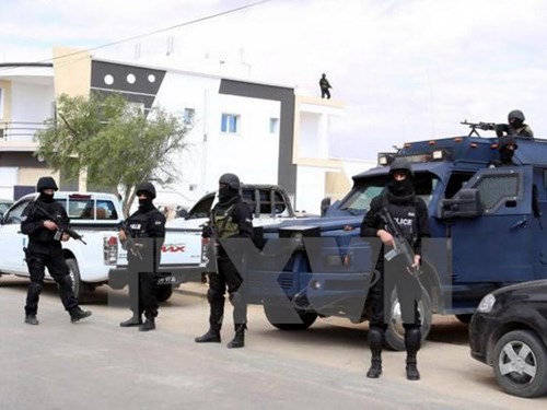  Khủng bố IS: Cảnh sát Tunisia trong một chiến dịch truy quét các phần tử khủng bố tại khu vực ngoại ô Tunis. Nguồn:TTXVN
