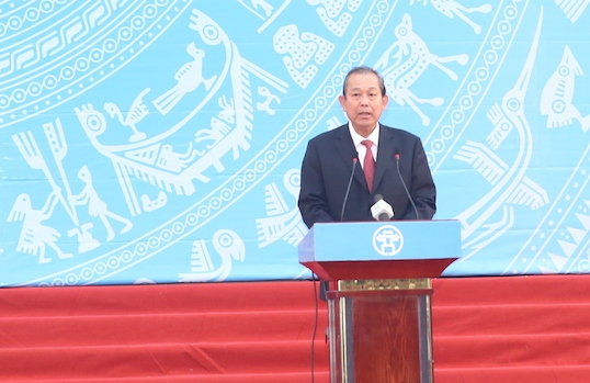 Phó Thủ tướng Thường trực Chính phủ Trương Hòa Bình phát biểu chỉ đạo tại lễ ra quân phát động Năm ATGT 2017. Ảnh: VGP 