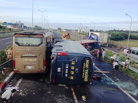 Vụ tai nạn xảy ra vào khoảng 4h50 sáng 4/1 trên cao tốc TP.HCM - Long Thành - Dầu Giây, đoạn thuộc xã Sông Nhạn, huyện Cẩm Mỹ, tỉnh Đồng Nai. Ảnh: Vietnamnet