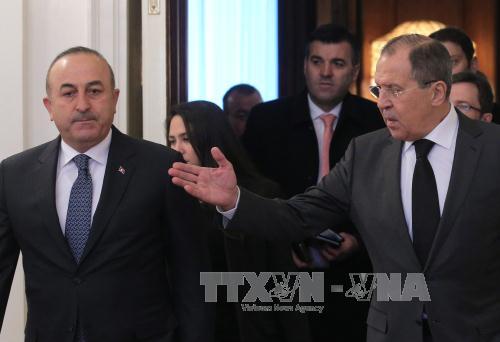  Ngoại trưởng Sergey Lavrov (phải) và người đồng cấp Thổ Nhĩ Kỳ Mevlut Cavusoglu (trái) tại cuộc gặp ở Moskva ngày 20/12. Ảnh: EPA/TTXVN