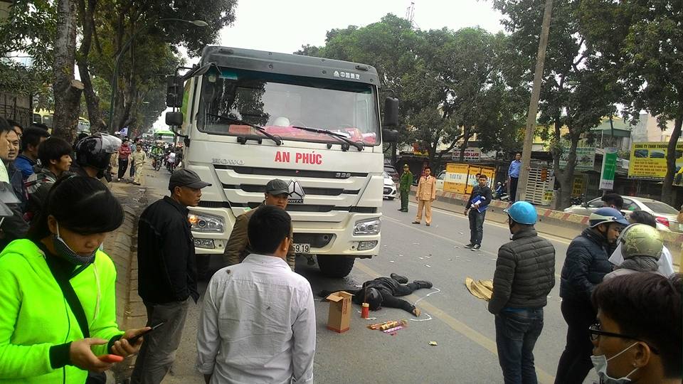  Hiện trường vụ tai nạn giao thông xảy ra trên đường Phạm Văn Đồng