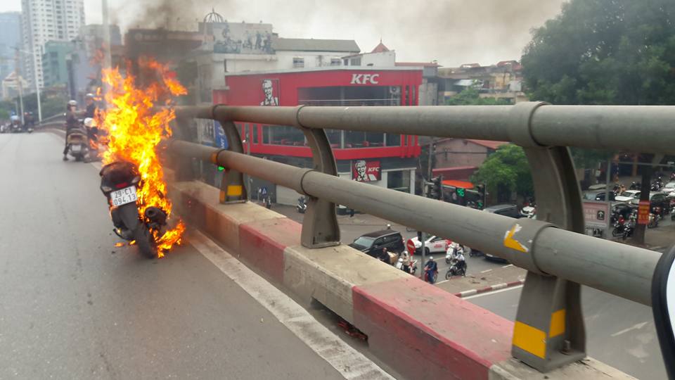  Chiếc xe máy bỗng nhiên bốc cháy trên cầu Láng Hạ - Lê Văn Lương