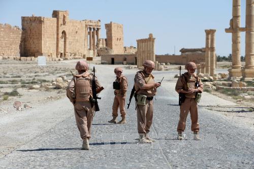 Chiến sự Syria: Binh sĩ Nga tuần tra ở thành phố cổ Palmyra, Syria ngày 5/5/2016. Ảnh: AFP/TTXVN