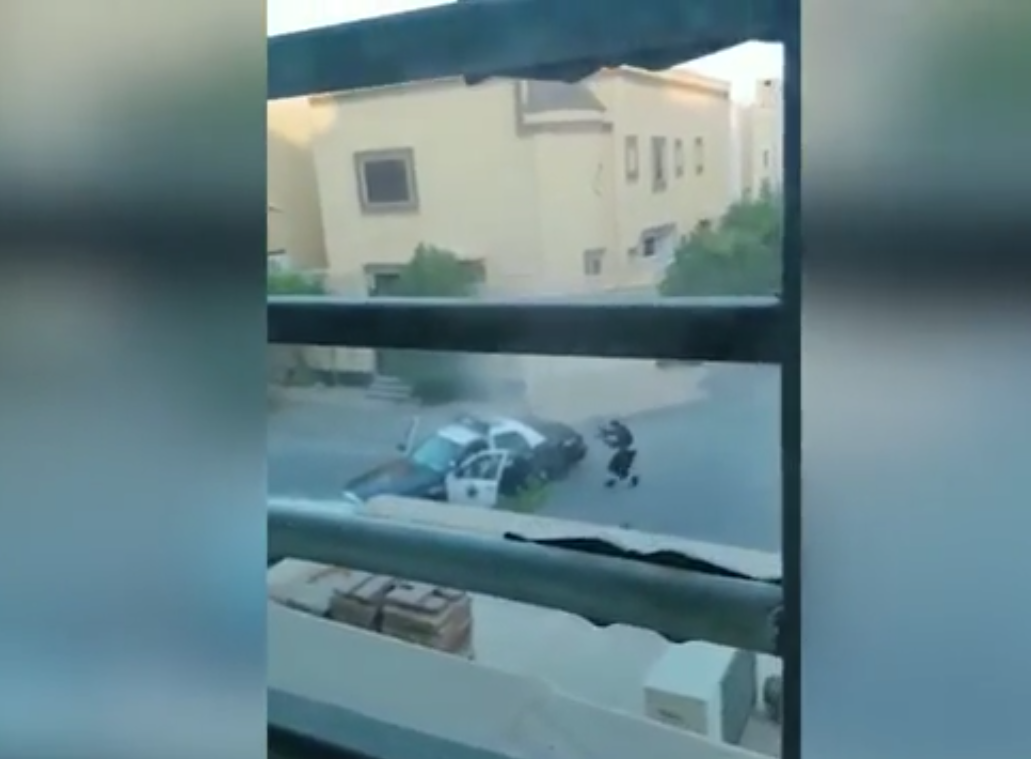  Cảnh sát Saudi Arabia súng ngắn hạ khủng bố IS đai bom, súng máy. Ảnh chụp màn hình