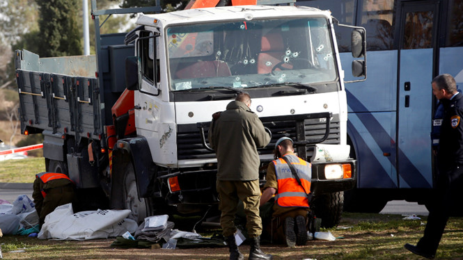  Chiếc xe tải được sử dụng trong vụ tấn công. Ảnh: Reuters
