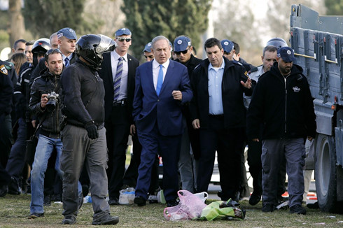  Thủ tướng Netanyahu thị sát hiện trường vụ tấn công. Ảnh: AFP