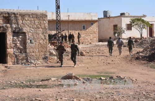  Khủng bố IS: Binh sĩ thuộc lực lượng ủng hộ Chính phủ Syria tuần tra ở khu vực thành phố Al-Bab ngày 25/11/2016. Ảnh: AFP/TTXVN