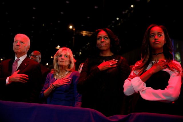  Phó Tổng thống Joe Biden (trái) cùng phu nhân và Đệ nhất Phu nhân Michelle Obama cùng con gái lắng nghe bài phát biểu. Ảnh: Reuters