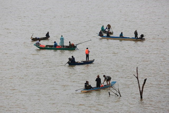  Cơ quan chức năng đang tìm kiếm nạn nhân bị mất tích trong vụ lật thuyền ở Đắk Lắk. Ảnh: Người Lao Động